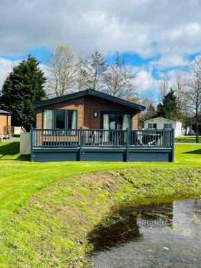 Beryl Lodge with Hot Tub